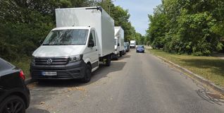 Jeden Tag das gleiche Bild: Lastwagen am Straßenrand, die Fahrbahn wird eng.